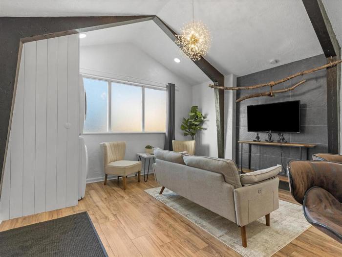 Lawrenceville Central !1 Modern and Cozy One Bedroom Apartment with Free Street Parking