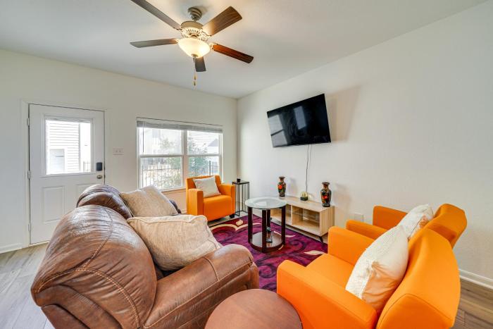 8 Mi to Lackland AFB: Pet-Friendly Home w Yard!