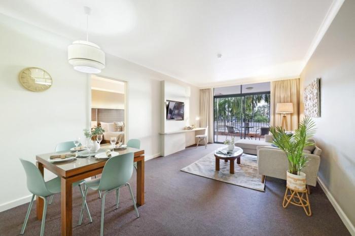 Resort Escape King Bed Pool Balcony