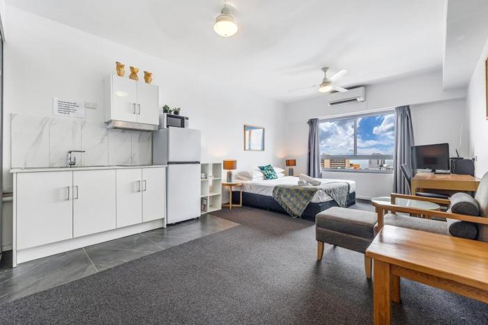 15th Floor Superior Hotel Suite King Bed