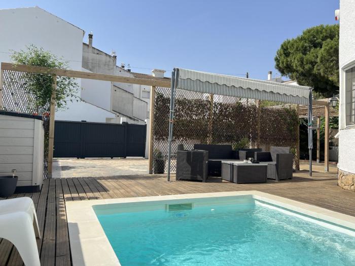 Casa con Jardín, Barbacoa y Cabina Infantil - ES-89-102