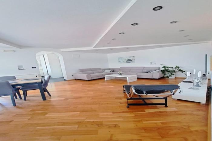 Apartment The Big Chill - Three Bedroom Apartment with Terrace, Balcony and Jacuzzi