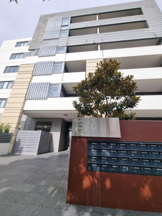 Modern 1 Bedroom apartment with Pool, Gym & Water Views