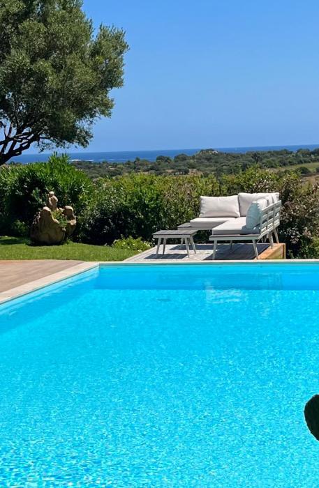 Villa con piscina e vista mare