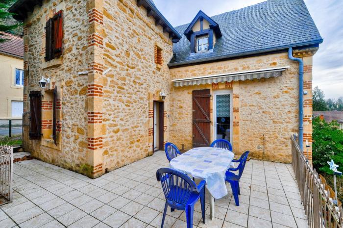 Maison en pierre avec une terrasse, ideal pour 4