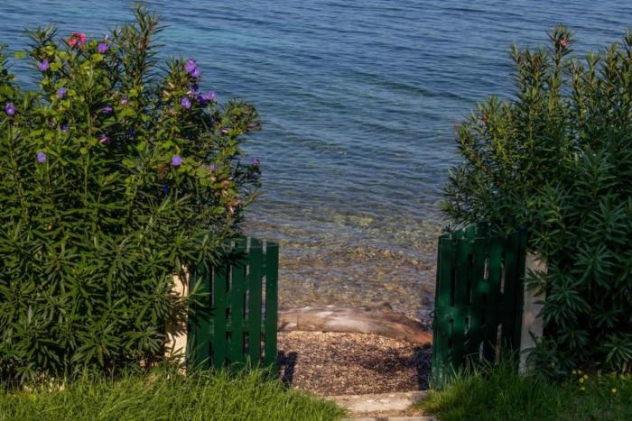 Beachfront Romantica Place Ground floor