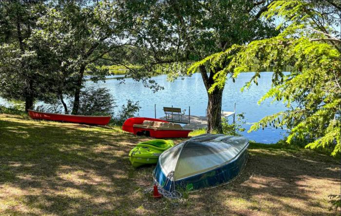 3BR waterfront lake house with dock, gazebo, boats