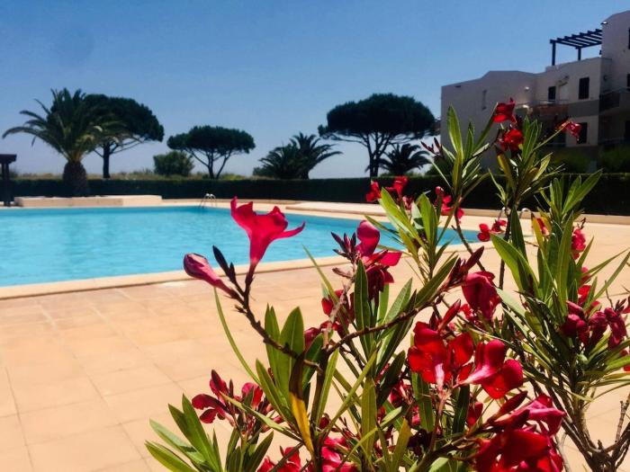 Studio sur plage avec piscine et balcon vue mer