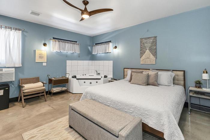 King suite with Jacuzzi near Hidden Valley Ski