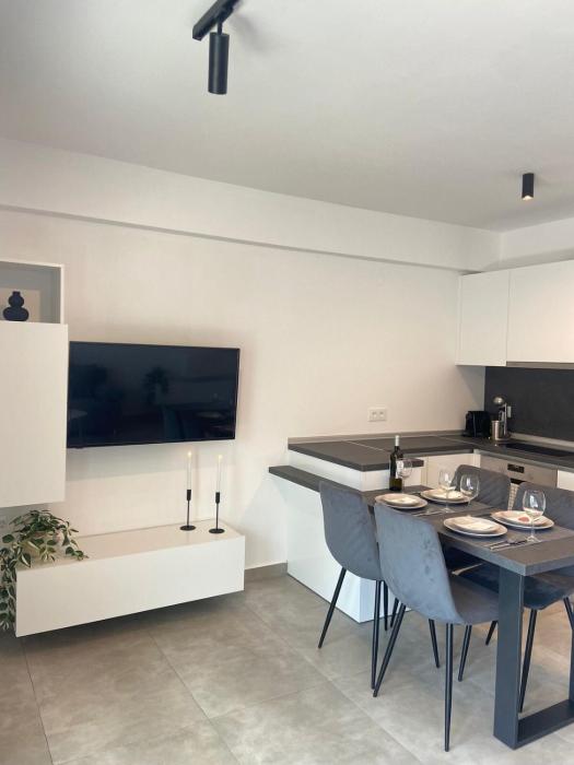 Helios Suite Lemonaki