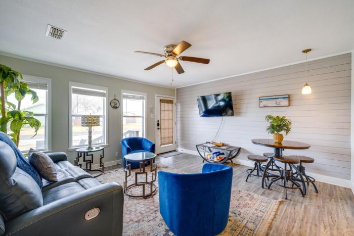 Walk to Beach and Pier Updated Abode in Rockport!