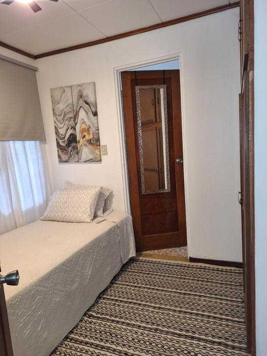 Habitación cama individual a 10 min del Aeropuerto