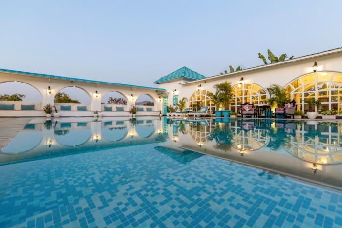 ELIVAAS Queens Town 6 BHK Pet-Friendly Retreat with Pvt Pool & Restro