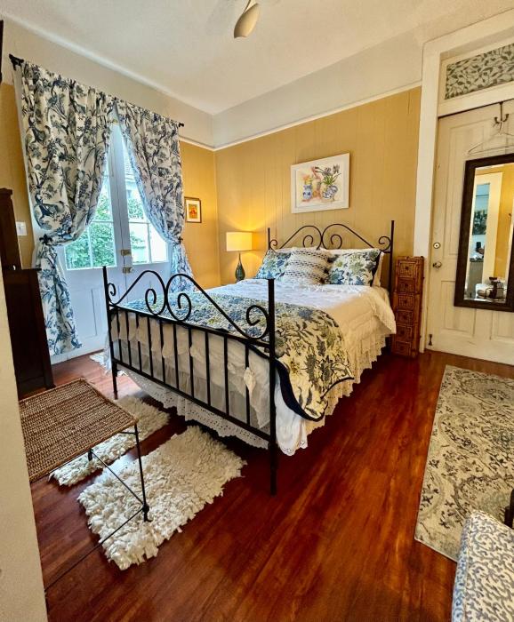 Centrally Located Garden Cottage