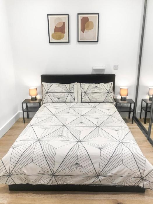 1-BR Flat next to Heathrow Airport London, 3-Beds, Free Parking