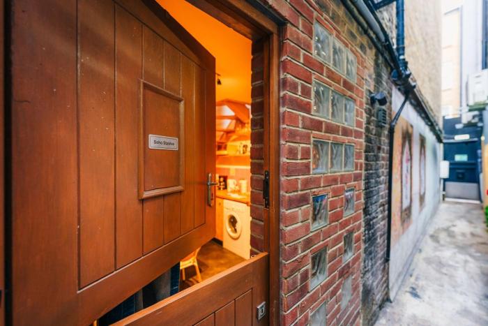 Quirky and Cosy Soho Stables House
