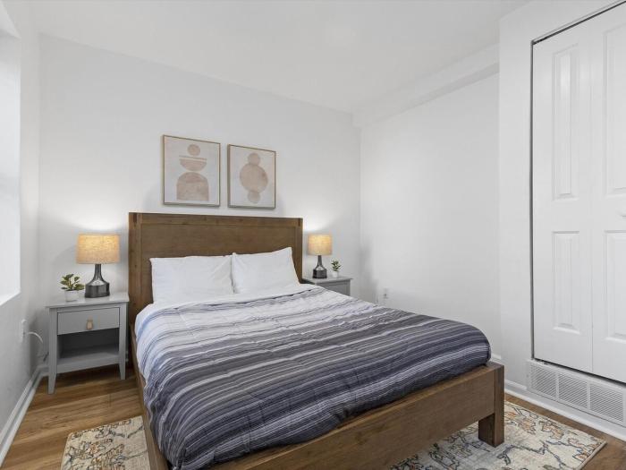 Lawrenceville Central !4 Quiet and Stylish One Bedroom Apartment with Free Street Parking