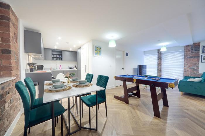 Luxury Nostalgic City Centre Stay with Pool Table, Netflix, Sofa bed, Sleeps 6, Nostalgia Stays