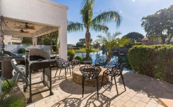 Modern Lakefront Paradise