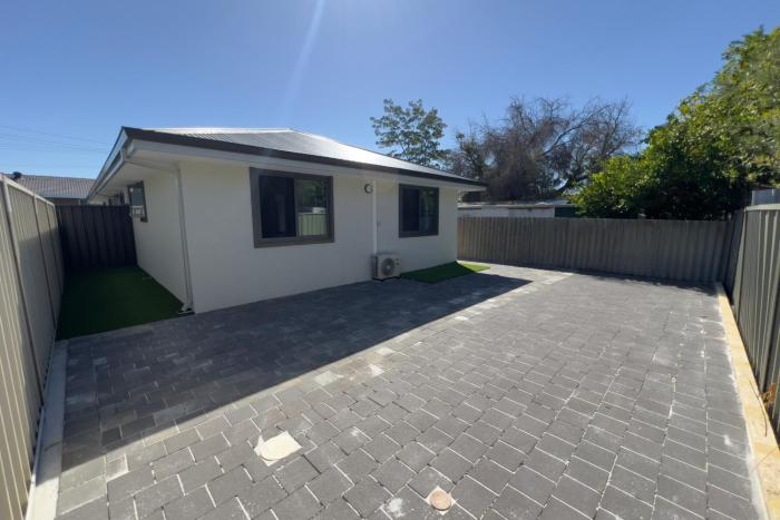 B3 Near Airport - Cozy Home, Walk to Shops & Eats