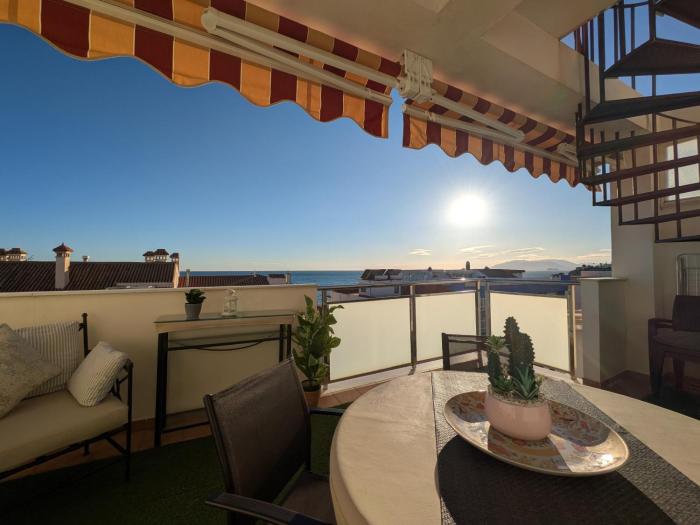 Ático Mediterráneo con Terraza y Solárium en el centro y a un paso del mar en Rincón de la Victoria