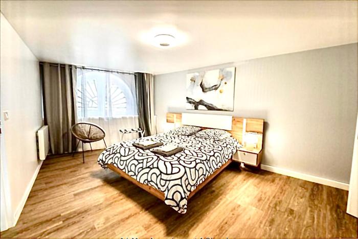 Appartement rénové place du Palais avec parking