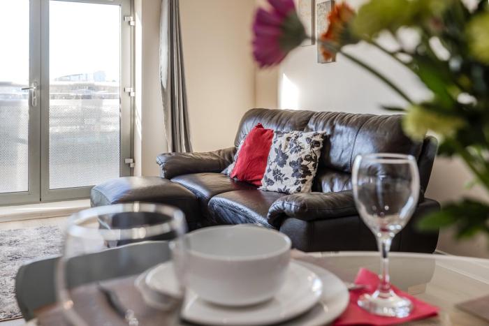 Waterfront Quayside Apartment with secure parking & lift, Ideal for Mobility Users