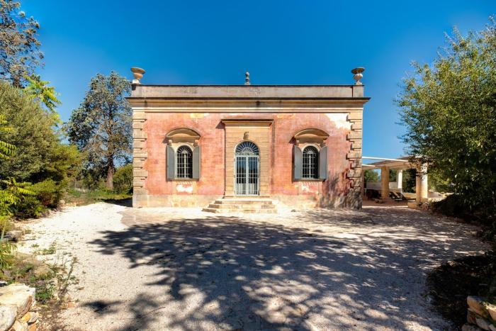 Antique Villa, Casa Rosa - 3 bed, 2 bath with pool