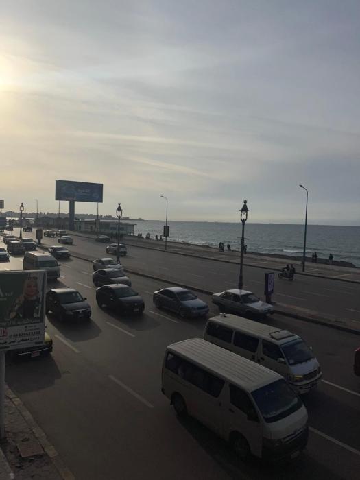 شقة هاي لوكس سبورتنج علي البحر ثلاث غرف مدخل خاص