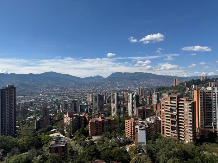 Gran loft cerca al tesoro y al lleras 121