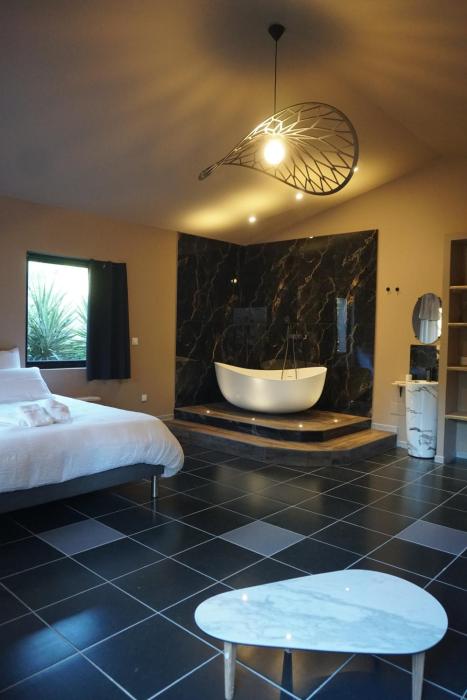 Chambre de charme indépendante Alba avec baignoire îlot - Domaine Astra, Grans