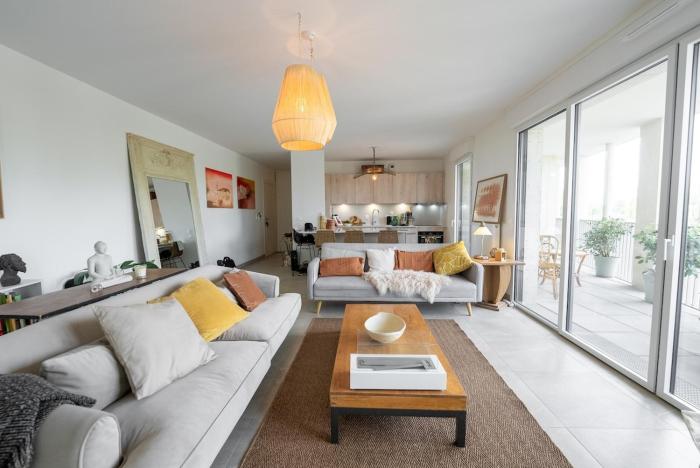 Spacious bright contemporary apartment