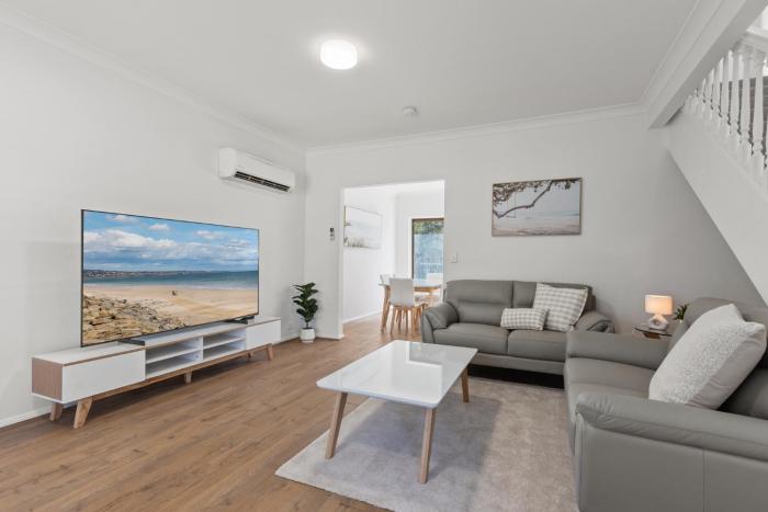 Elegant 3-Bed Home Steps from Sunny Glenelg Beach