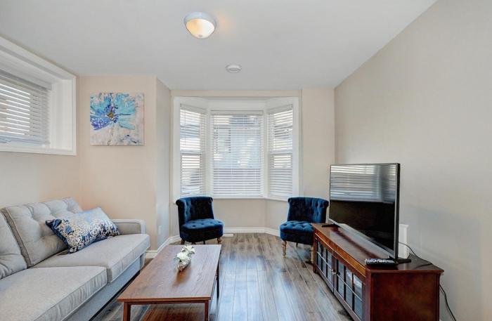 Spacious Modern Condo In Kitchener