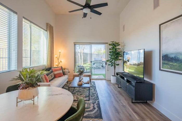 Phoenix Stay , Near Mayo Clinic & Shopping, Pool & Parking- S134