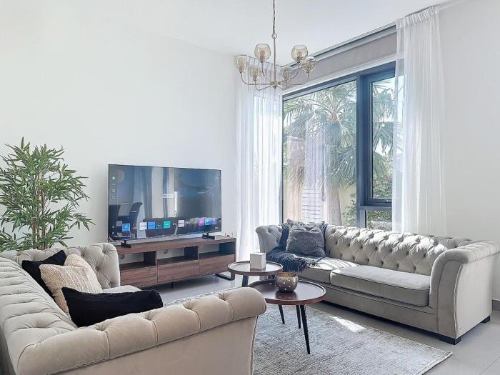 Modern Five Bedroom Villa with BBQ and Garden