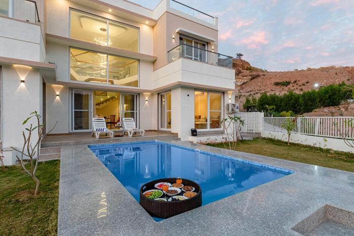 ELIVAAS Signature Elite Sereno - Luxe 4 BHK Villa With Pvt Pool & Garden