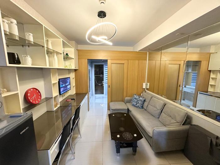 Kathys crib 38sqm with big balcony pool view at Shell Residence