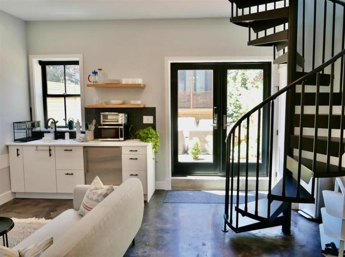 The Chic Carriage house in Shaw Sleeps 2