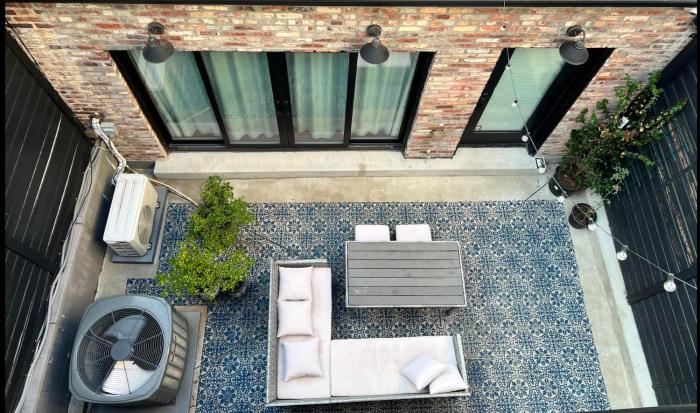 Curious Carriage Rooftop in Shaw