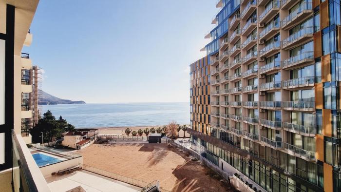 Amber Gloss, Casa Al Mare