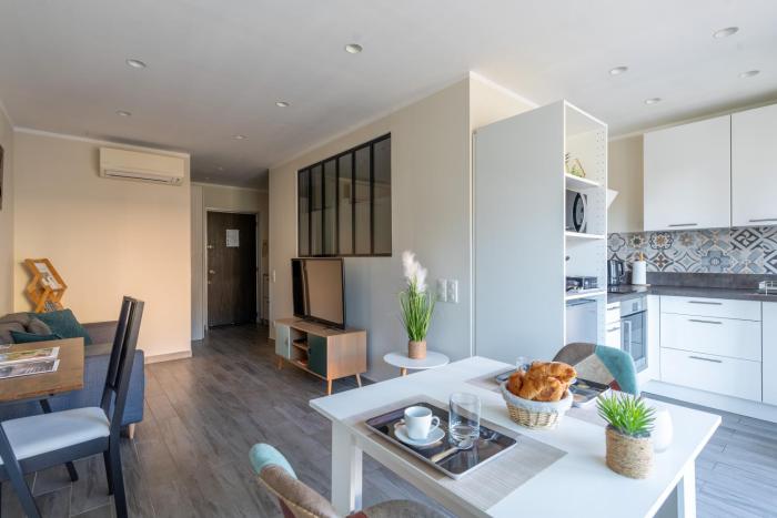 Charmant appartement équipé, 2 personnes au cœur de Menton, Climatisé, Proche Gares routière et Ferroviaire, Fête des Citron,