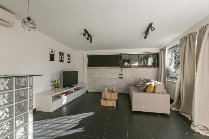 Casa moderna con giardino