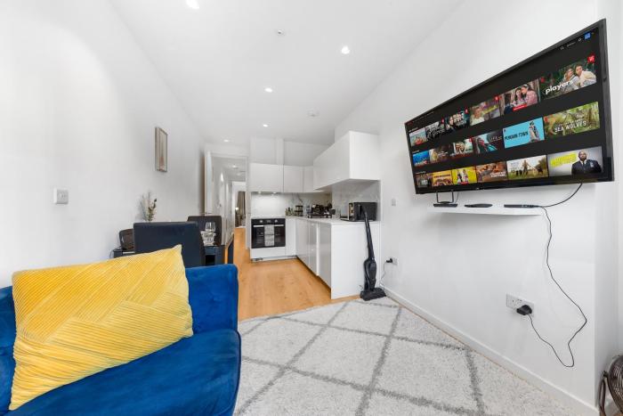 Modern Luxury Apartment next to Aldgate East Station, long term contractor pricing available