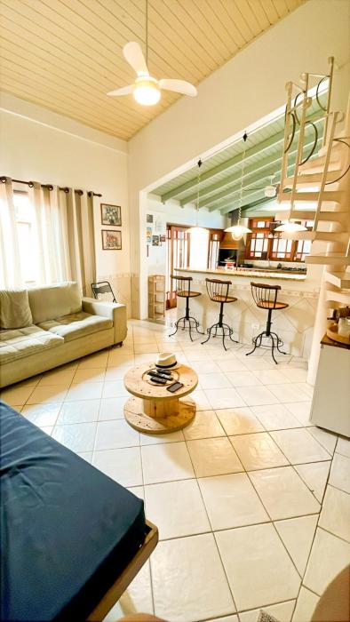 Casa próximo da praia do Perequê com garagem, churrasqueira e ar condicionado