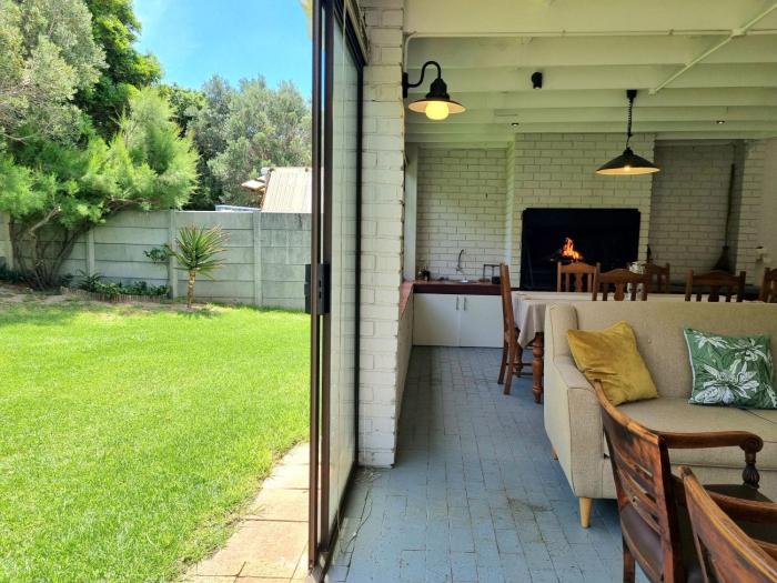 Country Beach House - Traditional Family Vacation Home for 6 - Near Beach