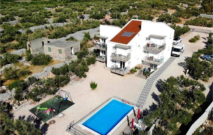 1 Bedroom Cozy Apartment In Jezera