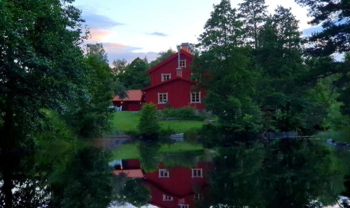Historiskt, mysigt boende med sjöutsikt i underbar miljö