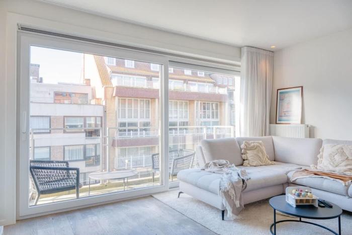 Bright apartment with sunny terrace and parking