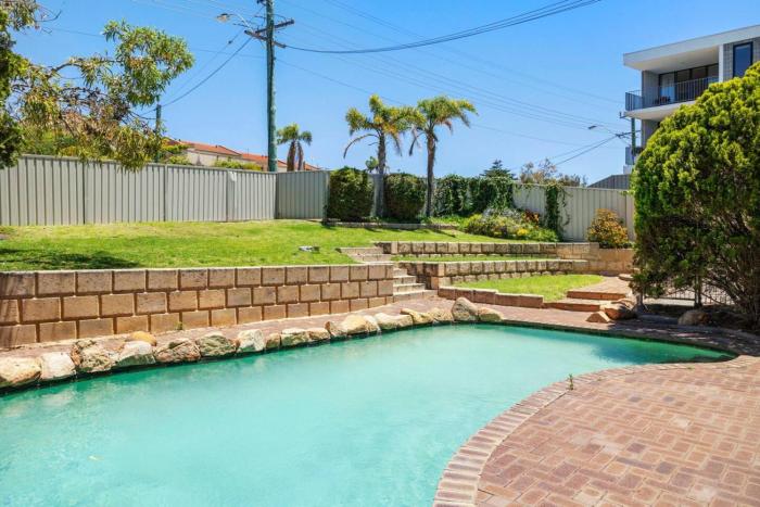 Cosy 2BR in Scarborough with Pool